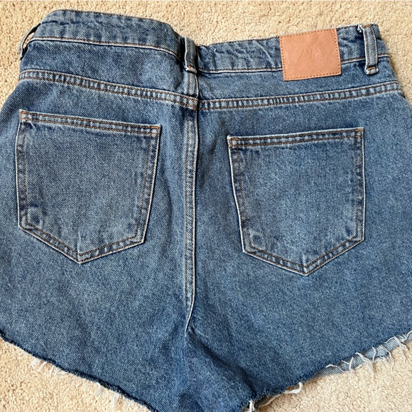 Zara Jean shorts w tattered edges - Picture 3 of 3